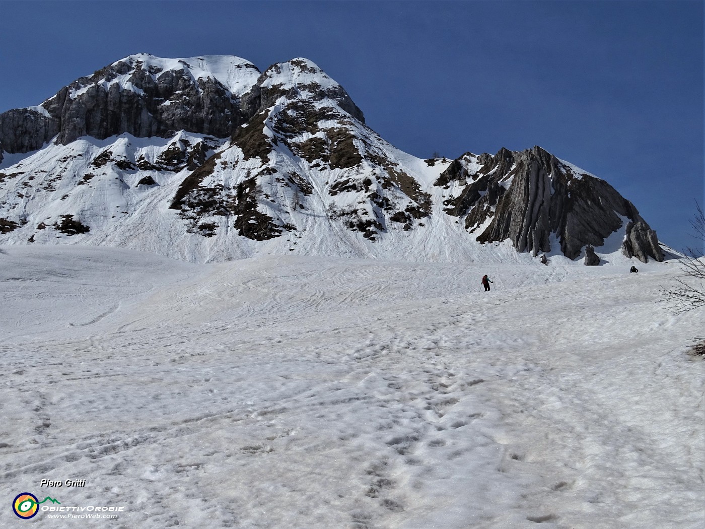 27 Monte Cavallo (2322 m) con a dx le 'canne d'organo'.JPG